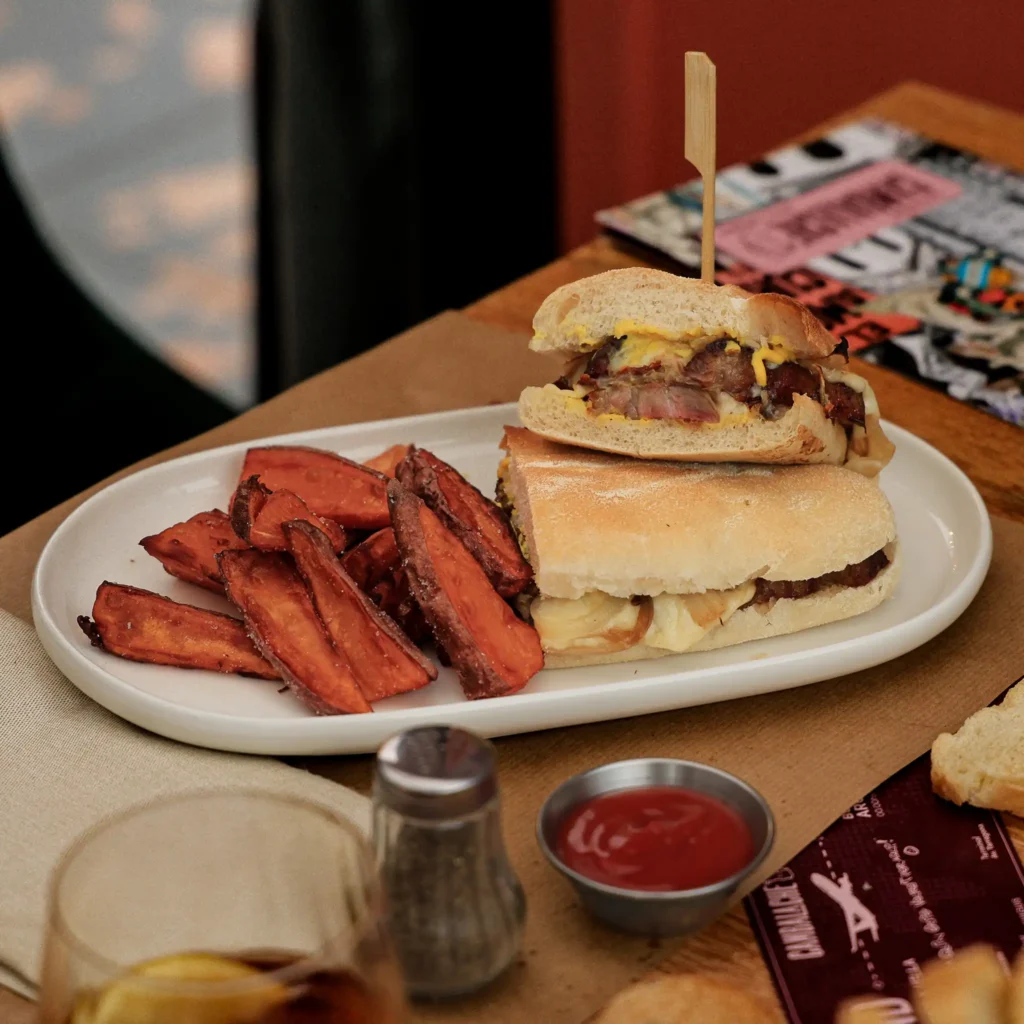 SANDWICH DE BONDIOLA, QUESO PORVOLONE, CEBOLLA,MOSTAZA. CON BONIATOS.